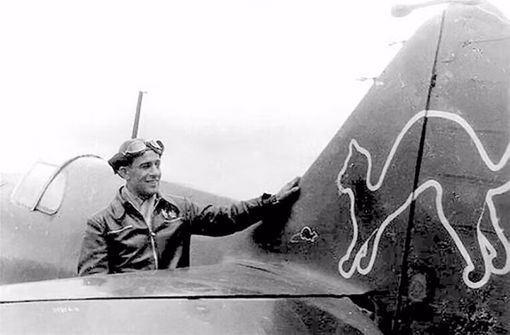 Một số hình vẽ được dùng để trêu phi công Đức, ví dụ như hình con mèo vờn con chuột này hàm ý thể hiện sức mạnh vượt trội của tiêm kích Liên Xô trong Thế chiến II. (Ảnh tư liệu)