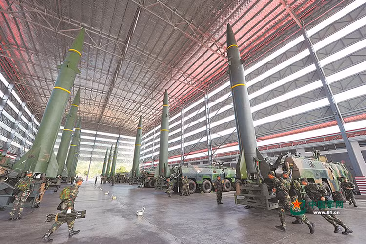 Không giống như các tên lửa đạn đạo cùng thời với mình, DF-11 được Trung Quốc trang bị động cơ đẩy nhiên liệu rắn giúp giảm tối đa thời gian chuẩn bị trước khi phóng và mẫu tên lửa này chỉ mất từ 15-30 phút để triển khai và phóng đi. Trong khi đó mẫu tên lửa đạn đạo liên lục địa DF-5 cũng của Trung Quốc lại cần tới 2 giờ đồng hồ để triển khai. Nguồn ảnh: Nguồn ảnh: 81.cn.