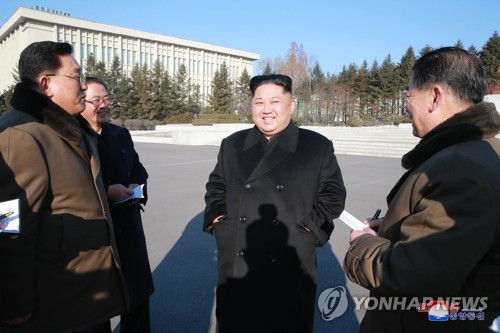 Nhà lãnh đạo Triều Tiên Kim Jong Un (giữa). Ảnh: Yonhap