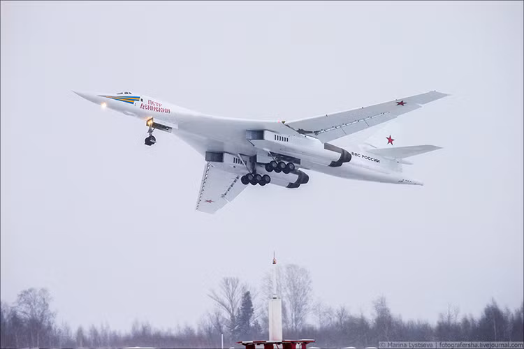 “Sự hồi sinh của Tupolev Tu-160 là một bước tiến quan trọng của sự phát triển ngành công nghiệp công nghệ cao và việc tăng cường khả năng phòng thủ đất nước, bởi đây là một trong những nhân tố cấu thành bộ ba hạt nhân trên không của chúng ta" hãng thông tấn RT của Nga trích dẫn lời Tổng thống Putin sau khi chiếc Tu-160M kết thúc chuyến bay của mình. Nguồn ảnh: Marina Listseva.