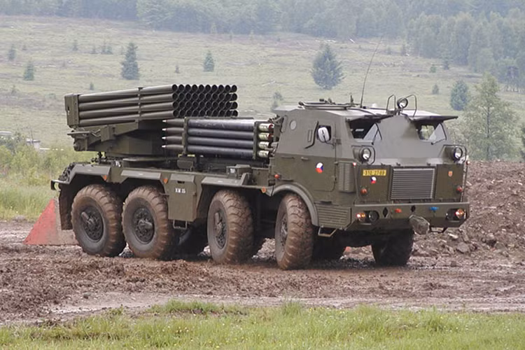 Trọng lượng chiến đấu của toàn hệ thống RM-70 là 33,7 tấn. Xe mang phóng lắp động cơ diesel Tatra T-930-3 công suất 270 mã lực cho tốc độ tối đa 80 km/h; tầm hoạt động 600 km; leo được dốc 60%; đi trên mái taluy nghiêng 40%; vượt vật cản cao 0,6 m; vượt hào rộng 1,5 m và lội nước sâu 1,4 m. Nguồn ảnh: Ministerstvo obrany.