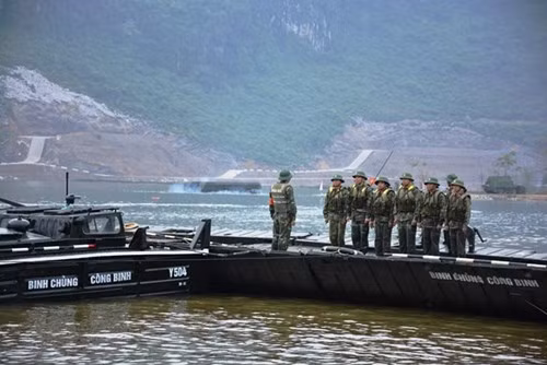 Bộ đội rút kinh nghiệm sau mỗi lần tập luyện.