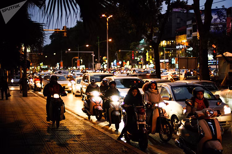 Dòng phương tiện đan xen trong giờ tan tầm ở Hà Nội. Ảnh: Sputnik.