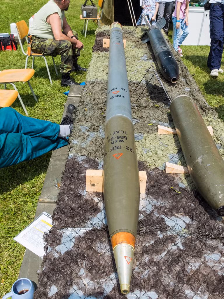 Đạn tiêu chuẩn của pháo phản lực phóng loạt RM-70 là loại nổ phá mảnh tương tự 9M22U/ M-21OF có chiều dài 2,87 m; trọng lượng 66,6 kg; tầm bắn lớn nhất 20,5 km. RM-70 tương thích cả đạn rocket của Liên Xô lẫn đạn do Tiệp Khắc sản xuất, nó cũng đồng thời bắn được mọi loại đạn mới nhất phát triển cho Grad. Nguồn ảnh: Fiveprime.