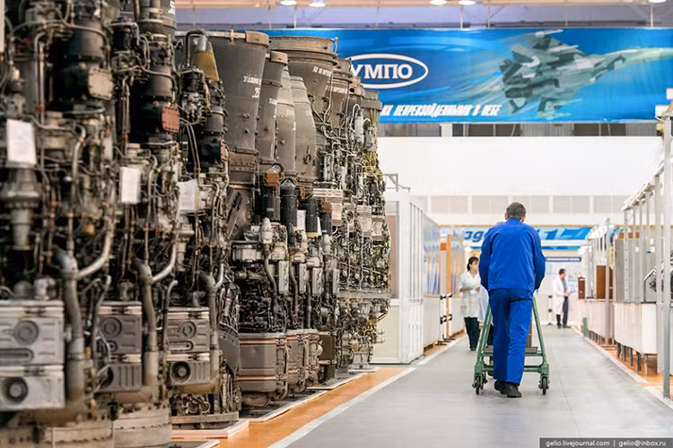 Theo đó, động cơ phản lực được xem như là “trái tim” của mỗi chiếc máy bay điều này cũng không ngoại lệ với những chiếc Su-30SM. Và khi chúng ta chỉ để ý tới việc Không quân Nga đưa vào trang bị bao nhiêu chiếc chiến đấu cơ mỗi năm thì lại quên mất rằng những chiếc máy bay này cần tới bao nhiêu động cơ để hoạt động. Nguồn ảnh: gelio.