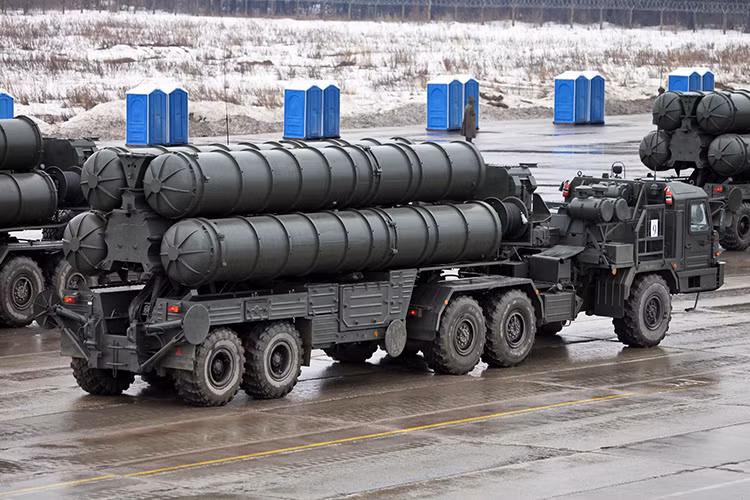 Cũng theo TASS, đơn vị S-400 đầu tiên được Nga chuyển cho Trung Quốc bao gồm một trạm điều khiển, một trạm radar và các hệ thống hậu cần đi kèm cùng phụ tùng thay thế cho các hệ thống này. Trong năm 2017, phía Nga cũng đã đào tạo cho Trung Quốc các kíp chiến đấu S-400 đầu tiên. Nguồn ảnh: Engineering Russia.
