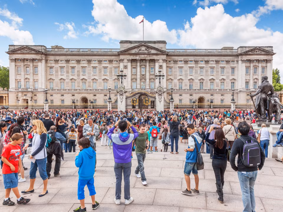Và cuối cùng mỗi năm chế độ quân chủ mang về cho nước Anh nguồn thu hơn 736 triệu USD từ các hoạt động du lịch, với khoảng 2.7 triệu lượt khách tới tham quan các cung điện hoàng gia và nguồn thu từ các dịch vụ thương mại đi kèm. Nguồn ảnh: Insider.