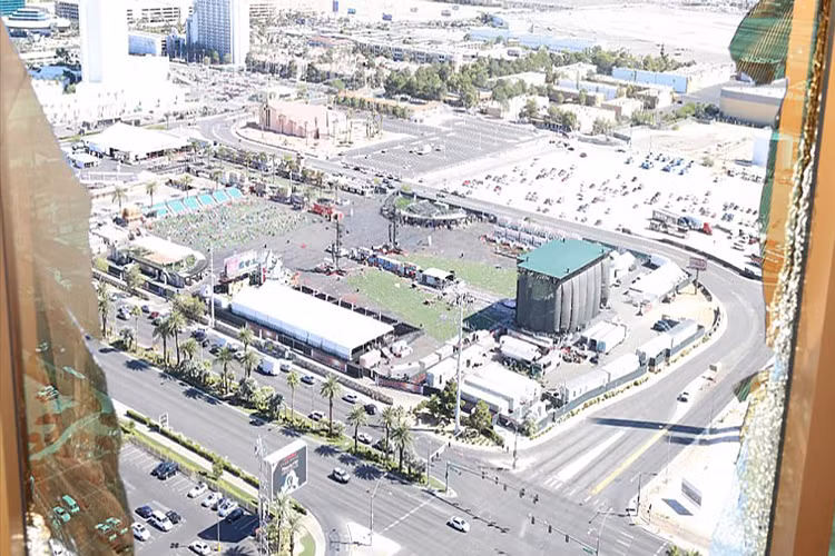 Vị trí cửa sổ nơi Paddock thực hiện vụ xả súng Las Vegas, ta có thể dễ dàng nhận thấy y hoàn toàn có đủ tầm nhìn để bắn vào bất kỳ đâu mà hắn muốn vào đêm 1/10/2017. Ảnh: Daily Mail.