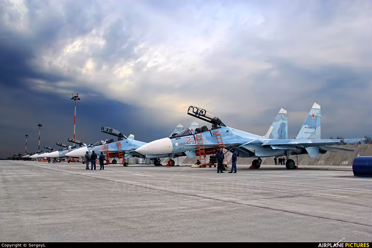 Nếu như việc lựa chọn Su-30SM hay Su-35S còn tranh cãi thì khả năng Yak-130 tới dải đất hình chữ S là khá cao, khi tác giả dẫn lại thông tin được một số tờ báo trong nước đăng tải rằng Trường Sĩ quan Không quân đang gấp rút triển khai kế hoạch đưa loại máy bay huấn luyện tiên tiến này vào trong biên chế nhằm nâng cao chất lượng đào tạo phi công quân sự. Nguồn ảnh: airplane-pictures.
