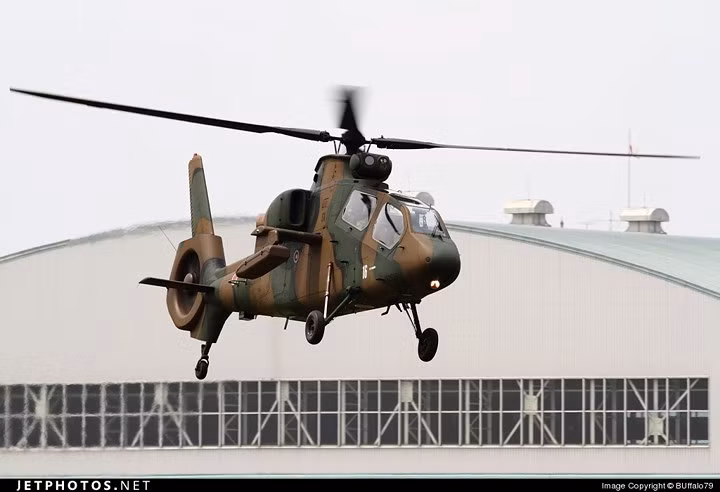 Trực thăng OH-1 Ninja trang bị cánh quạt chính có đường kính 11,6m và cánh quạt đuôi kiểu Fenestron (dấu đỏ). Ảnh: Jetphotos.