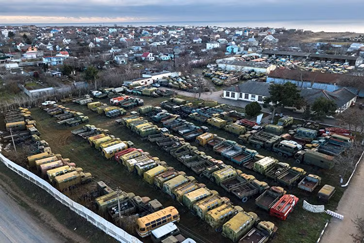 Bên cạnh các tàu chiến, Nga còn lưu giữ hàng trăm thiết bị cơ giới của Hải quân Ukraine đóng tại Crimea trước đây. Nguồn ảnh: nk.org.ua.