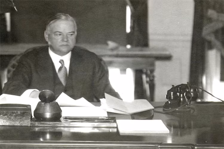 Bàn làm việc của cựu Tổng thống Herbert Hoover vào năm 1932, mọi thứ trên bàn có vẻ khá đơn giản. Ảnh: Business Insider.