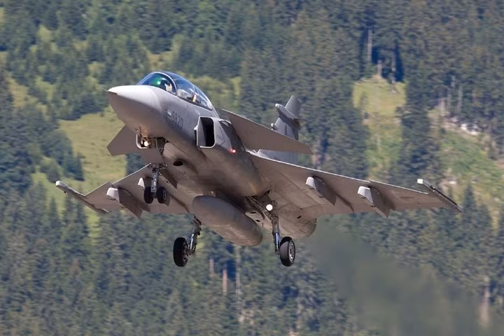 Saab JAS 39 Gripen có thể đảm đương nhiệm vụ của máy bay chiến đấu và trinh sát.