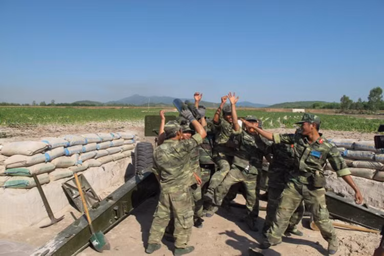 Tổ đội pháo M114 Đại đội pháo binh 8 vui mừng với kết quả bắn mà mình mới đạt được, với mục tiêu bị tiêu diệt hoàn toàn. Nguồn ảnh: Báo Bình Định.