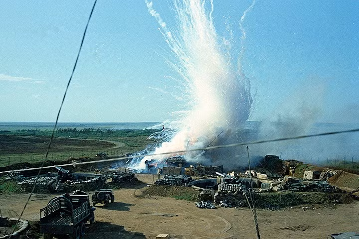 Một quả đạn pháo 122mm của quân giải phóng rơi trúng boong-ke đạn 175mm của Mỹ ở Gio Linh (gần khu phi quân sự giữa 2 miền Việt Nam khi đó) và phát nổ. Ảnh: AP.