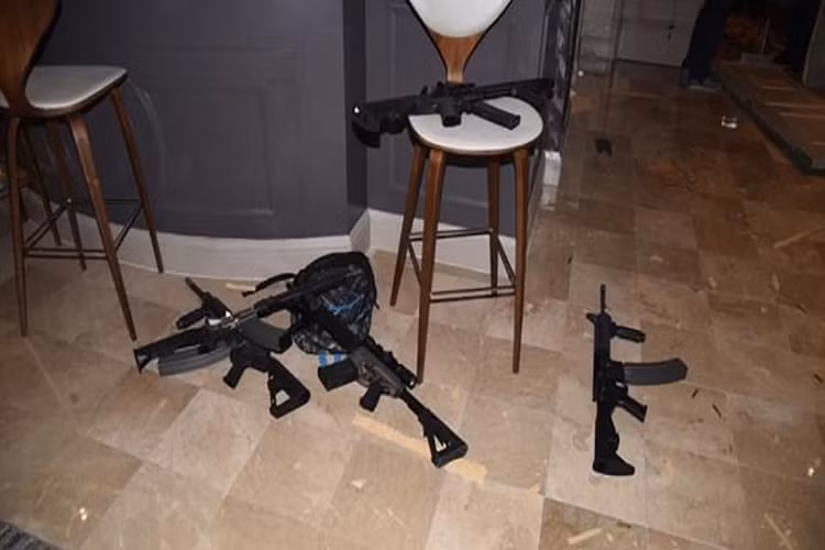 Dựa trên mô tả của Cảnh sát Las Vegas căn phòng của Paddock hung thủ của vụ xả súng đẫm máu nhất nước Mỹ, nó trông giống như một kho vũ khí thực sự với hơn 23 khẩu súng trường các loại và cùng hàng nghìn viên đạn. Ảnh: Daily Mail.