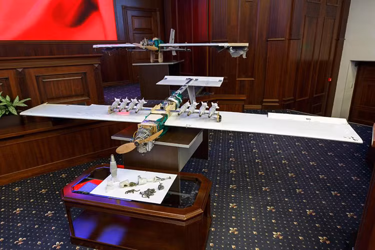 Theo đó đối với một chiếc UAV tấn công được vận hành bằng một phần mềm đặc biệt. Chúng được cung cấp các thông tin chính xác về mục tiêu cũng như các tham số về độ cao, hướng bay và tốc độ gió. Mà những công nghệ như vậy không thể có được trên mạng Internet và chắc chắn các phần tử khủng bố trên đã có được sự hỗ trợ từ bên ngoài. Nguồn ảnh: Bộ Quốc phòng Nga.