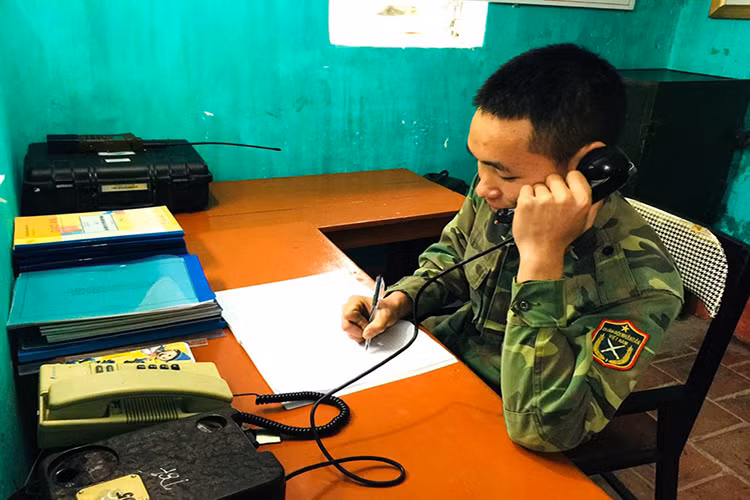 Do thường xuyên chủ động trong công tác chuẩn bị và tổ chức huấn luyện chặt chẽ nên kết quả huấn luyện, diễn tập, hội thi, hội thao ở các cấp của Tiểu đoàn 1 đều hoàn thành tốt mục đích, yêu cầu đề ra, an toàn tuyệt đối. Ảnh: Ghi chép thông tin về tình hình “địch”.