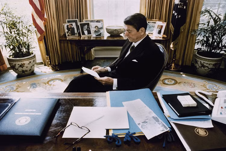 Cựu Tổng thống Ronald Reagan cũng có một phong cách làm việc khá ngăn nắp với Chiếc bàn Kiên Định của mình. Ảnh: Business Insider.