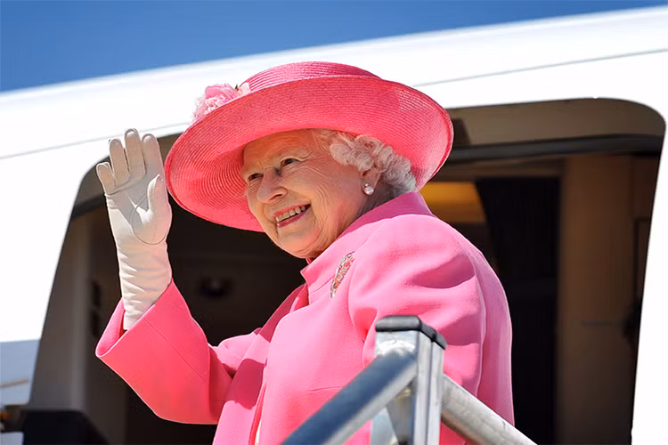Có một điều khá thú vị là dù Nữ hoàng Anh Elizabeth II được miễn thuế thu nhập nhưng bà vẫn tự nguyện đóng khoản thuế trên đều đặn từ năm 1992 cho tới tận ngày nay. Nguồn ảnh: Insider.