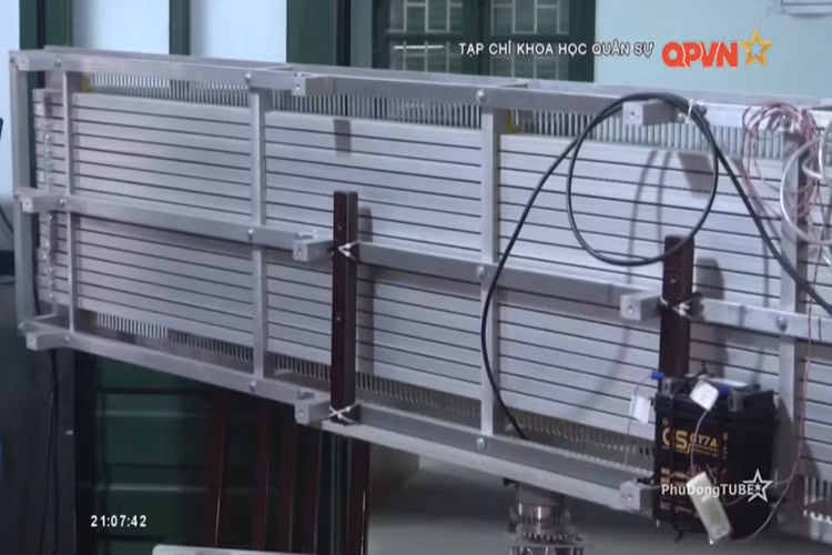 Và một trong số đó chính là mô hình radar mạng pha điều khiển số band X do Phòng Thí nghiệm Radar thuộc Viện Radar nghiên cứu, thiết kế và chế tạo. Điểm đặc biệt của mô hình radar này là nó được thiết kế để có thể phục vụ trên các tàu hải quân. Nguồn ảnh: QPVN.