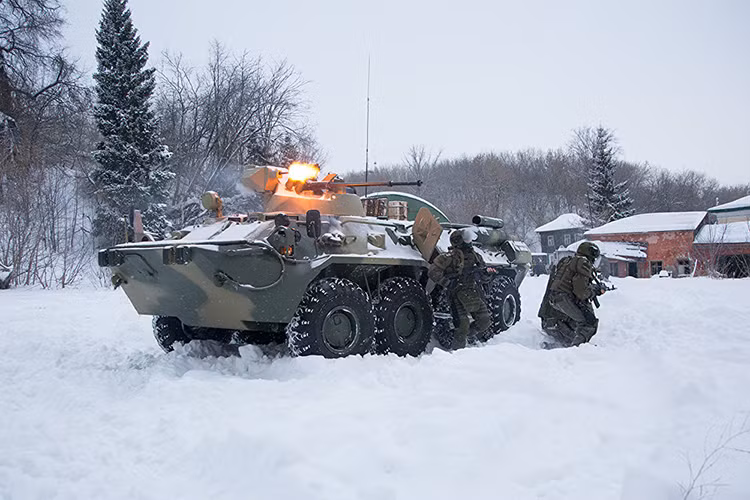 Một đơn vị công binh xung kích và hỗ trợ kỹ thuật thuộc binh chủng Công binh Nga với trang bị là bộ quân trang chiến binh tương lai OVR-3Sh trong một đợt diễn tập thực binh. Đi kèm với đơn vị này còn có cả xe thiết giáp BTR-82A. Nguồn ảnh: Sputnik.