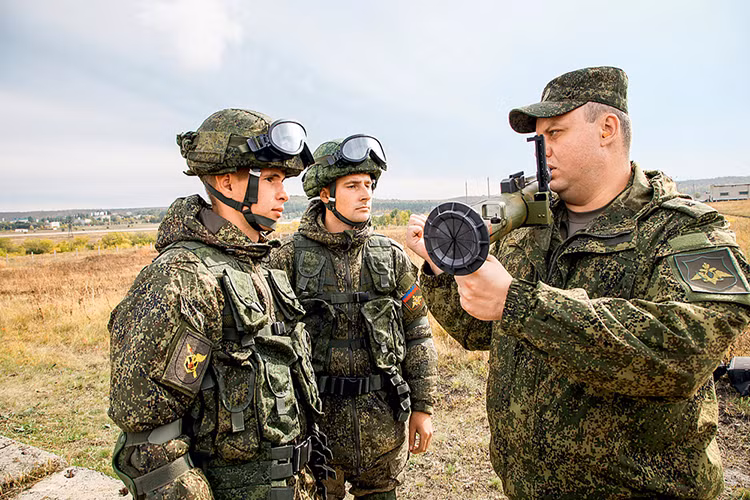 Thời gian chuyển trạng thái sang sẵn sàng chiến đấu và ngược lại của RPO-A Shmel chỉ yêu cầu 30 giây, đây là thông số khá lý tưởng cho một vũ khí có mức độ sát thương lớn như vậy, nhất là khi đặt cạnh các loại súng không giật kiểu DKZ cồng kềnh. Nguồn ảnh: popmech.ru.