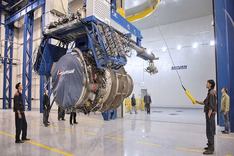 Bên cạnh sự kế thừa các nền tảng sẵn có từ Liên Xô, ngành công nghiệp hàng không Nga cũng đang tự phát triển các thế mạnh riêng của mình trong nhiều lĩnh vực khác nhau phục vụ cho cả mục đích dân sự lẫn quân sự. Bằng chứng là bên cạnh các chiến đấu cơ thế hệ mới, nước Nga còn cho ra đời các dòng máy bay chở khách thương mại đình đám. Nguồn ảnh: gelio.