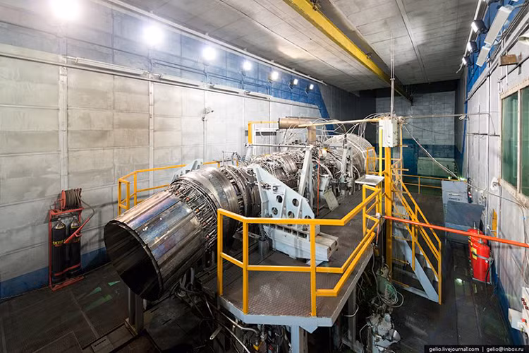 Được biết, tổ hợp công nghiệp động cơ Ufa (UMPO) là hãng phát triển và sản xuất động cơ máy bay lớn nhất của Nga với hơn 20.000 nhân viên. Sản phẩm chủ lực của công ty này bao gồm động cơ AL-41F1S cho Su-35, AL-31F/FP cho các đời tiêm kích Su-27 và Su-30, cũng như linh kiện cho động cơ trực thăng Kamov và Mil. Nguồn ảnh: gelio.