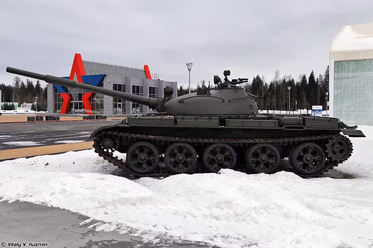 Nhìn thiết kế ta có thể dễ dàng nhận thấy T-62 không có quá nhiều đột phá so với người tiền nhiệm của mình là T-54/55. Thậm chí nếu nhìn sơ qua rất dễ đưa ra nhận định cả hai dòng xe tăng này sử dụng chung một khung gầm bánh xích, tuy nhiên trên thực tế khung gầm của T-62 khác hoàn toàn so với T-54/55. Nguồn ảnh: Vitaly Kuzmin.