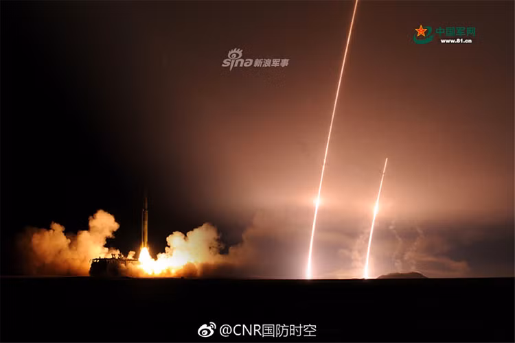 Mặc dù DF-11 và DF-15 hai mẫu tên lửa SRBM của Trung Quốc có hình dáng đạn tên lửa khá giống nhau khó có thể phân biệt được nhưng chúng lại sử dụng nền tảng xe phóng khác nhau dựa trên nền tảng khung gầm đặc chủng WS2400 8x8. Từ điểm này có thể nhận biết được giữa DF-11 và DF-15. Nguồn ảnh: 81.cn.