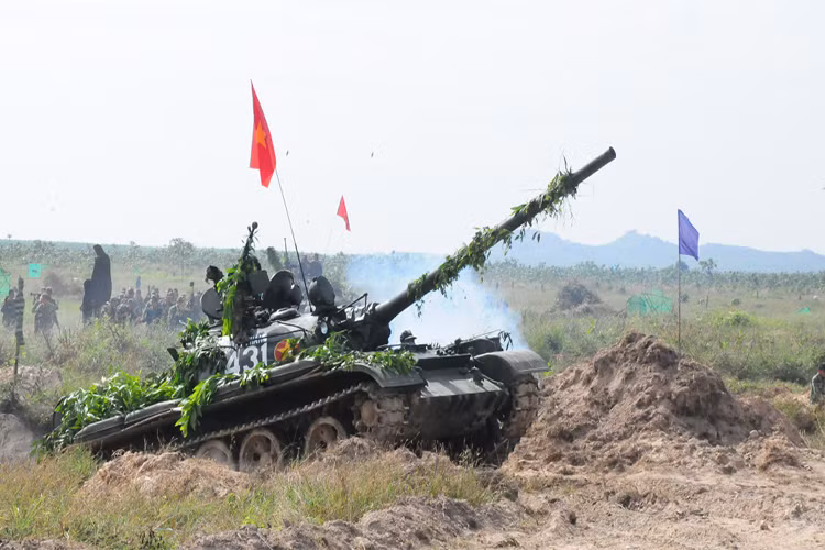 Những chiếc T-54/55 được quân đội ta đưa vào trang bị trong giai đoạn cuối của Kháng chiến chống Mỹ và chúng vẫn hoạt động bền bỉ trong suốt nhiều thập kỷ qua và là trụ cột cho các đơn vị tăng thiết giáp Việt Nam. Nguồn ảnh: Quân khu 7.