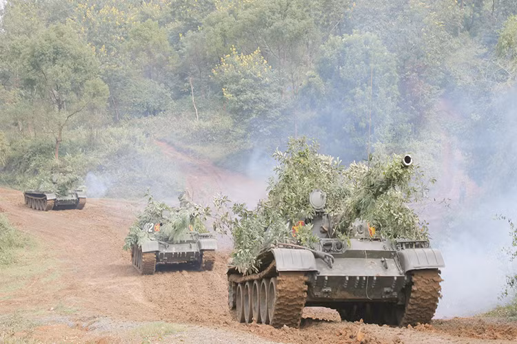 Xe tăng T-54/55 hiện tại là dòng xe tăng chiến đấu chủ lực của Việt Nam, ra đời từ năm 1950 và do Liên Xô chế tạo. T-54/55 được xem là một trong những mẫu xe tăng chiến đấu chủ lực thành công nhất trên thế giới. Nguồn ảnh: Quân đội Nhân dân.