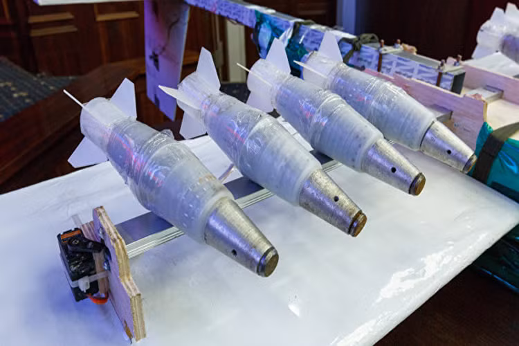 Vụ tập kích bằng UAV vào các căn cứ của Nga ở Syria hôm 6/1 được Moscow xem như là sự thách thức trực diện nhất đối với Quân đội Nga sau hơn 2 năm hiện diện tại quốc gia Trung Đông này. Và nó không đơn thuần là mối đe dọa từ tổ chức khủng bố mà đến cả từ các quốc gia thù địch với Nga. Nguồn ảnh: RIA.