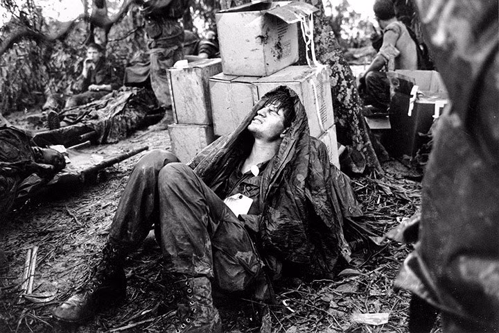 Người lính dù Mỹ này đang đau quặn trong lúc đợi được tải thương. Anh ta đang ngồi tại căn cứ ở thung lũng A Sầu (Thừa Thiên Huế) gần biên giới với Lào. Ảnh AP chụp ngày 19/5/1969.
