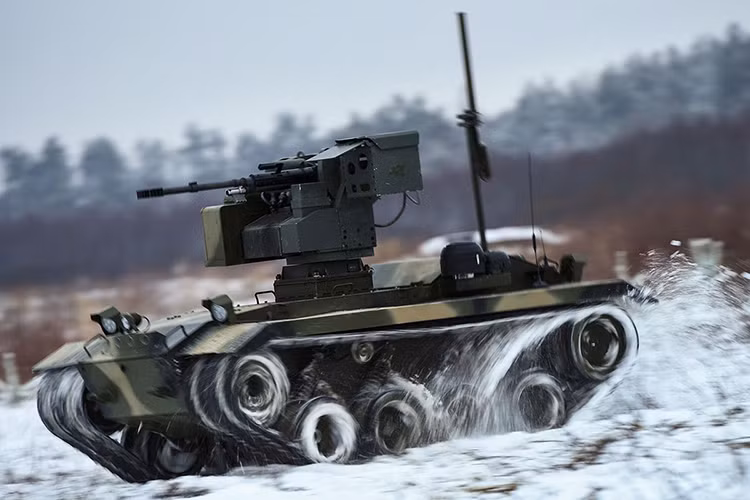 Về hệ thống động lực, Nerekhta được trang bị một động cơ điện có tốc độ di chuyển tối đa lên đến 30km/h, thời gian hay tầm hoạt động của mẫu robot này vẫn chưa được Nga công bố. Nguồn ảnh: tvzvezda.