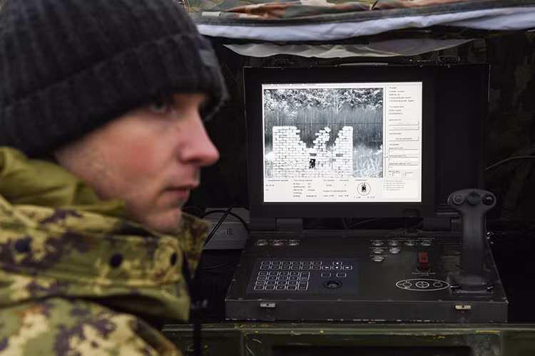 Trong ảnh là thiết bị điều khiển từ xa của Nerekhta, từ đây người điều khiển có thể điều khiển mọi hoạt động của Nerekhta trên chiến trường. Nguồn ảnh: tvzvezda.