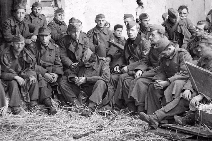 Hàng loạt lính Đức bị bắt làm tù binh trong cuộc tấn công của quân Đồng minh vào đảo Walcheren ở Hà Lan, tháng 11/1944.
