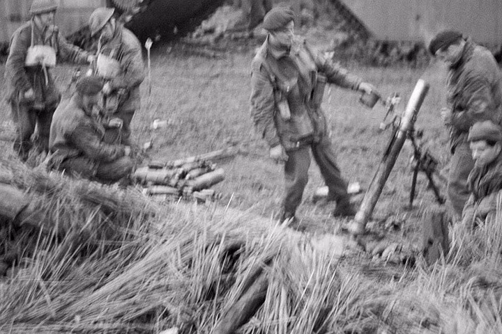 Tổ đội súng cối tác xạ.