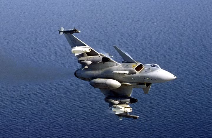 Ngoài ra còn có phiên bản 39NG được nâng cấp động cơ, radar, bình nhiên liệu và trang bị vũ khí.