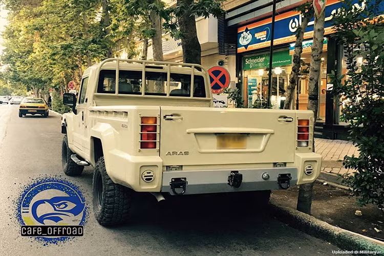 Về thiết kế Aras sở hữu cấu hình chung như nhiều dòng xe bán tải với khoang lái dành cho 4 người cùng một thùng xe rộng ở phía sau, trọng lượng của xe khoảng 4.3 tấn và được trang bị động cơ xăng có công suất 133 mã lực. Đây cũng là những thông số kỹ thuật hiếm hoi của dòng xe này. Nguồn ảnh: South Front.