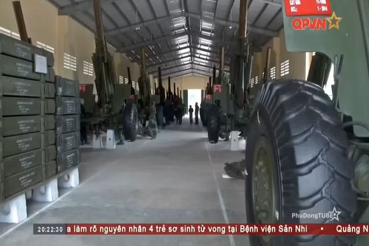 Không giống như các mẫu pháo kéo thông thường khác của Pháo binh Việt Nam, M114 là mẫu pháo kéo khá đăc biệt khi nó là mẫu lựu pháo duy nhất của quân đội ta sử dụng cỡ nòng 155mm. Trong ảnh là một kho niêm cất pháo kéo M114 155mm của Quân khu 5. Nguồn ảnh QPVN. Nguồn ảnh: QPVN.