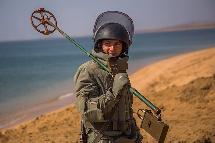 Quân trang bảo vệ OVR-2 và máy dò mìn UTI là hai trang bị không thể thiếu đối với mỗi lính công binh Nga trên chiến trường. Nguồn ảnh: Sputnik.