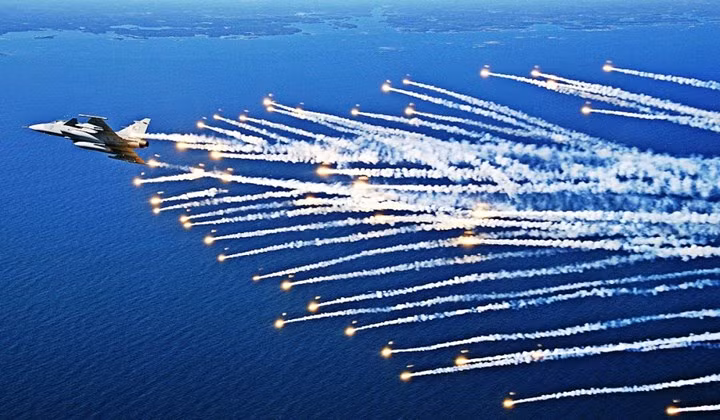 Cuối cùng là phiên bản Sea Gripen có khả năng cất, hạ cánh trên tàu sân bay, phiên bản máy bay chiến đấu không người lái Gripen UCAV và phiên bản tác chiến điện tử Gripen EW.