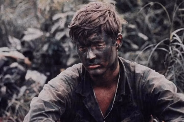 Một lính bộ binh Mỹ ngồi thẫn thờ trước khi tham gia tấn công một vị trí của quân giải phóng vào tháng 8/1971. Ảnh: Bộ Quốc phòng Mỹ.