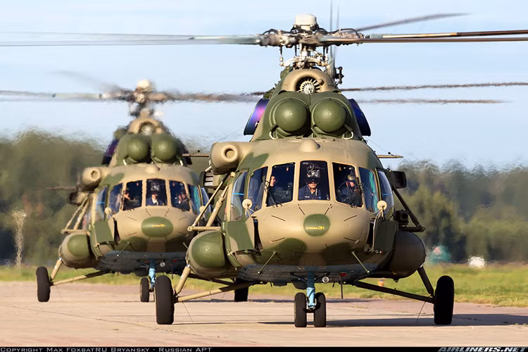 Tuy nhiên với tình hình thực tế về ngân sách quốc phòng hiện nay, sẽ là tương đối khó cho Việt Nam nếu muốn sở hữu một dòng trực thăng đơn nhiệm như Ka-52 hay Mi-28, do vậy triển vọng dành cho loại đa dụng như Mi-17V5 có lẽ vẫn lớn hơn. Nguồn ảnh: Airliners.net.