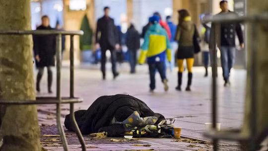 Số lượng người vô gia cư ngủ ngoài đường phố ở Đức tăng mạnh trong những năm gần đây Ảnh: DPA