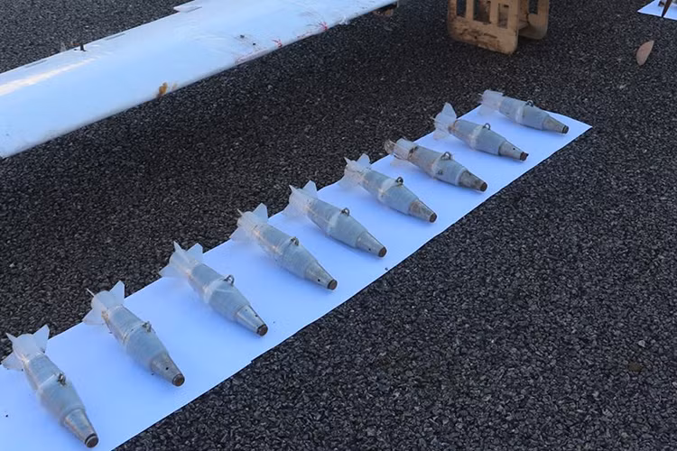 Ngoài ra, thuốc nổ trong các quả bom được UAV mang theo để tấn công các căn cứ quân sự của Nga ở Hmeymim và Tartus không thể được chế tạo thủ công trong điều kiện ở Syria hiện tại. Loại chất nổ này chỉ được sản xuất tại một số nơi, trong đó có Ukraine. Nguồn ảnh: Bộ Quốc phòng Nga.