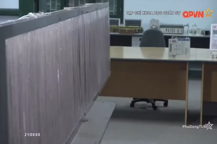 Hệ thống ăng ten mạng pha khe trên ống sóng dạng phức hợp do Viện Radar nghiên cứu có khả năng quét vùng quan sát mong muốn mà không cần phải thay đổi góc lên xuống của ăng ten. Nguồn ảnh: QPVN.