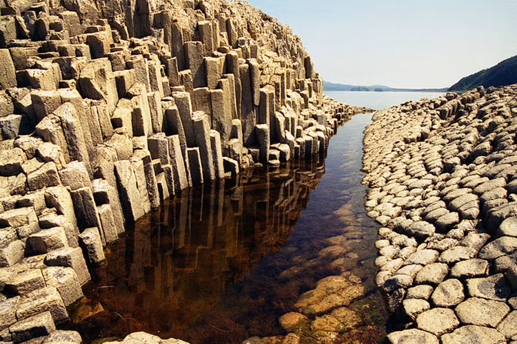 Bờ biển phía đông của đảo Kunashir, nổi tiếng với cột bazan trong Khu bảo tồn thiên nhiên Kurils. Nguồn ảnh: TASS.